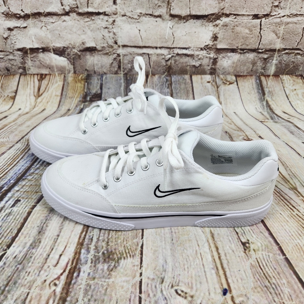 Nike Retro GTS Sneaker in White & Black Size 9 Women Excellent Condition